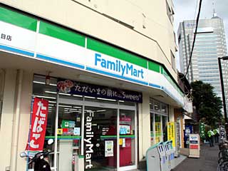 コンビニ　ファミリーマート用賀四丁目店（コンビニ）まで180m