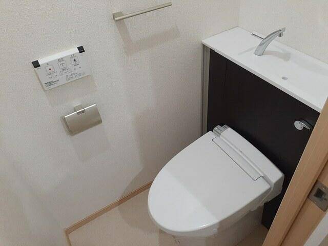 トイレ　温水洗浄便座付きです