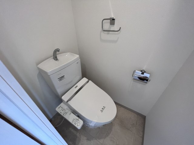 トイレ　温水洗浄便座付きのトイレです♪