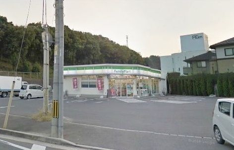 コンビニ　ファミリーマート（コンビニ）まで240m
