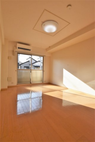 その他部屋・スペース　落ち着いた色調の寝室です