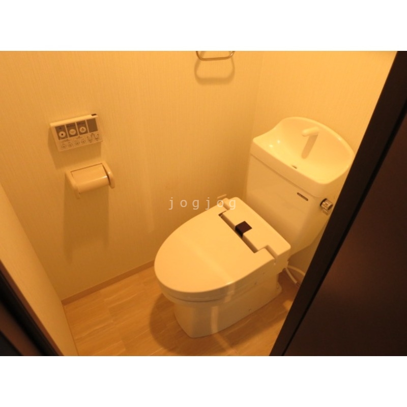 トイレ　嬉しい温水洗浄便座付きのトイレです。