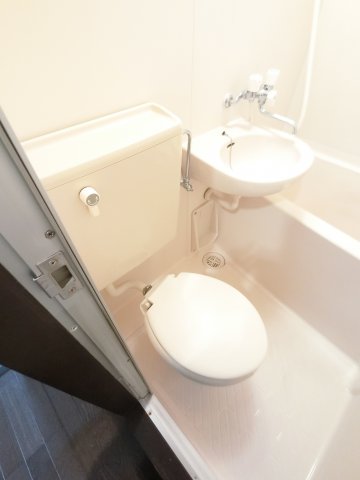 ＪＲ総武線 千葉駅 徒歩10分 14階建 築34年のトイレ写真