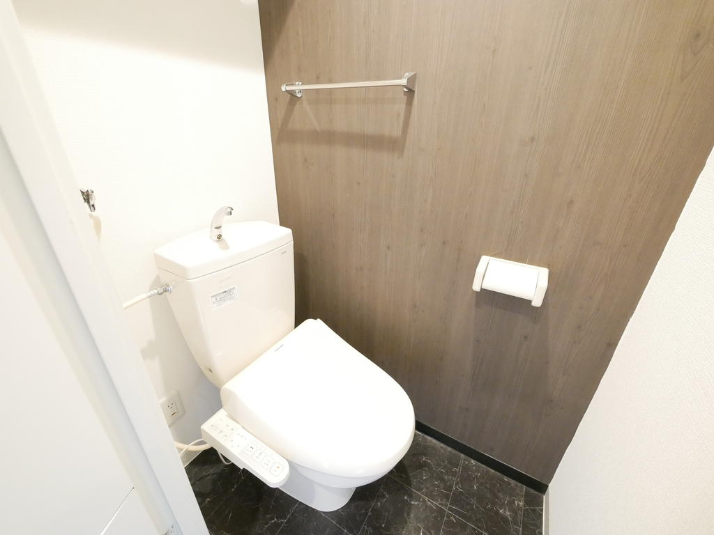 地下鉄東西線 バスセンター前駅 徒歩10分 4階建 築13年のトイレ写真