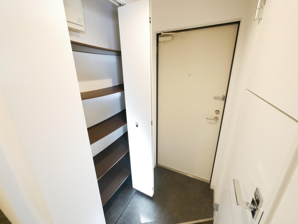 地下鉄東西線 バスセンター前駅 徒歩10分 4階建 築13年の玄関写真