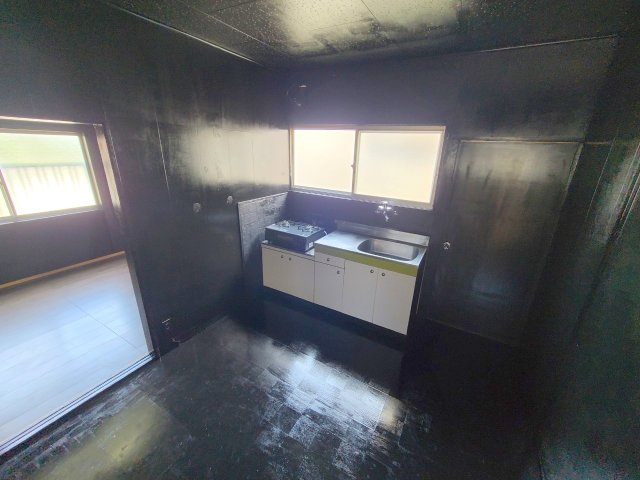 西旭ヶ丘戸建の居間写真