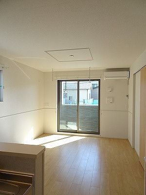 リバー・イーストIIIの居間写真