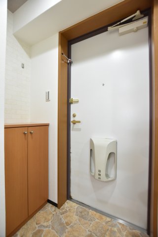 エイト新金岡の玄関写真