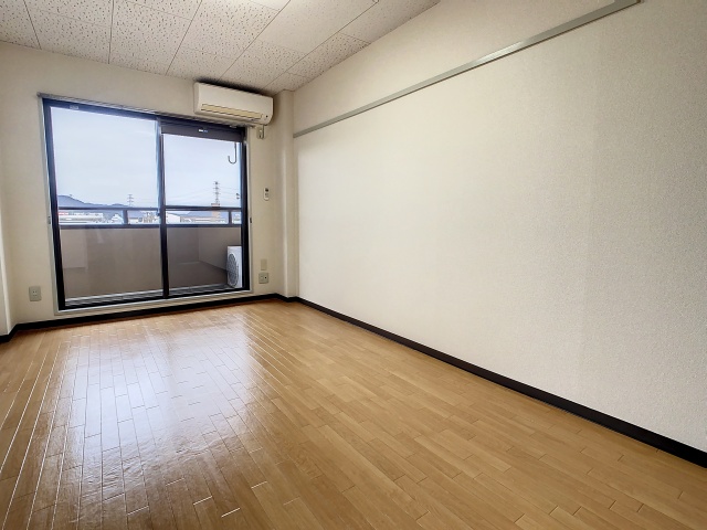 居室・リビング　掲載写真は空室の別部屋を掲載しております。実際のお部屋と仕様