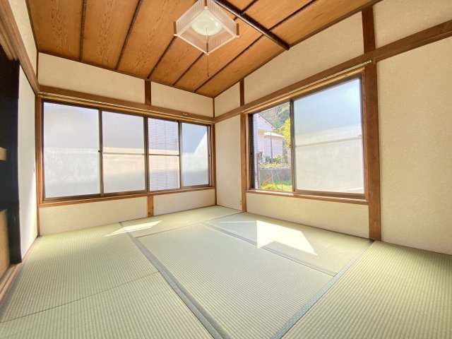 陽のあたる庭付きの家の居間写真