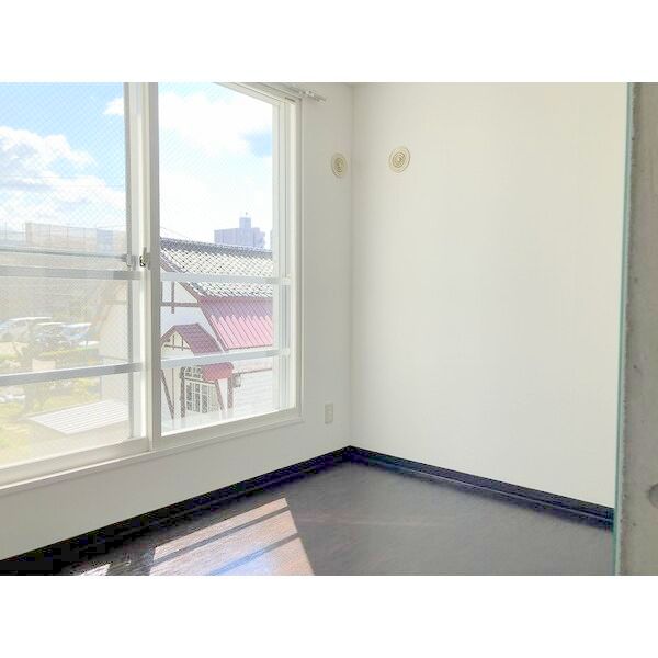 その他部屋・スペース　大きな窓があり明るいお部屋です♪