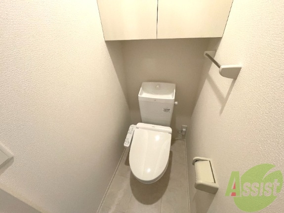 トイレ　トイレはもちろんウォシュレット。上部にはありがたい収納が。