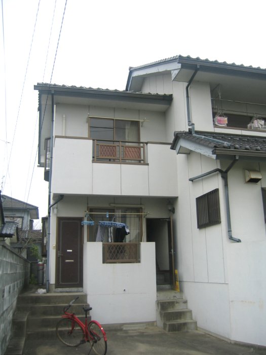 建物外観　それぞれ階段は1階にあります