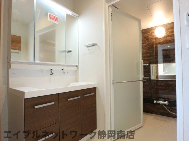 洗面設備　明るい洗面所です