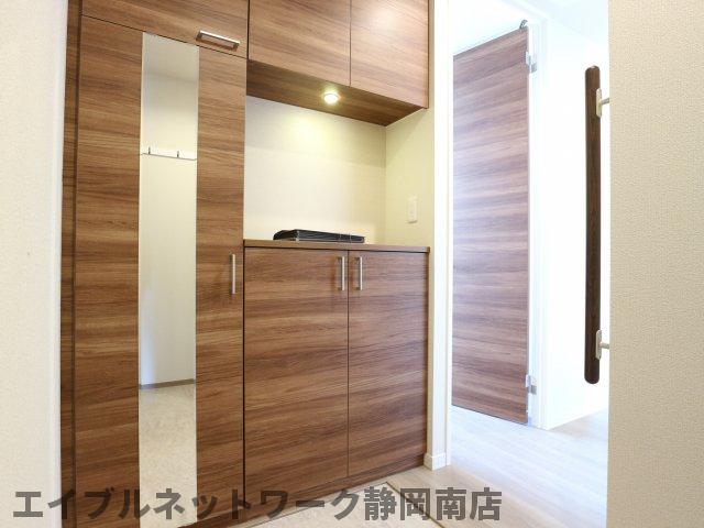 玄関　収納もある玄関です