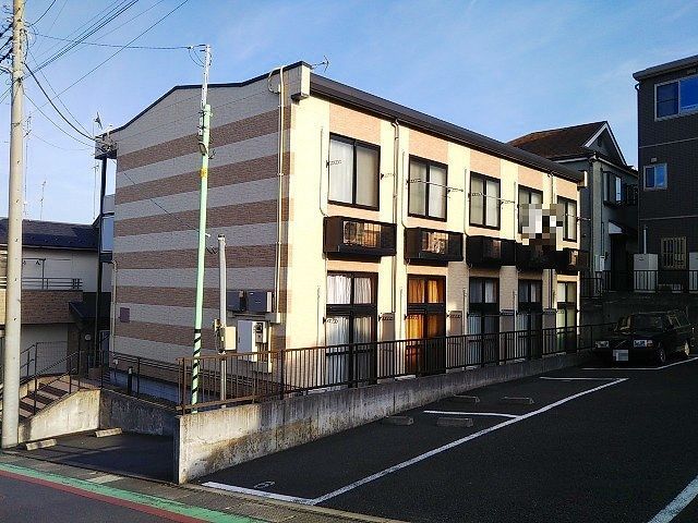 綾瀬市寺尾本町のアパートの建物外観