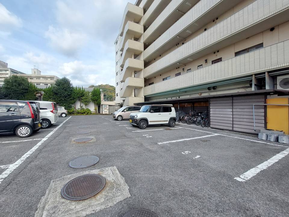 【松山市南久米町のマンションの駐車場】