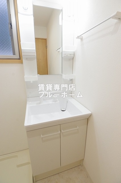洗面設備　洗面台も収納付き！