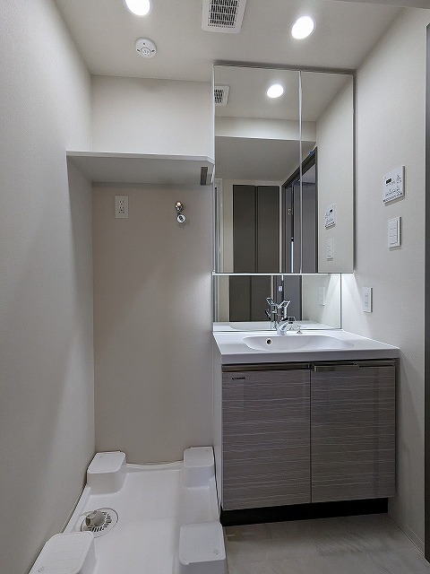 洗面設備　トイレと独立した洗面室、2面鏡付ハンドシャワー付洗面台、お手