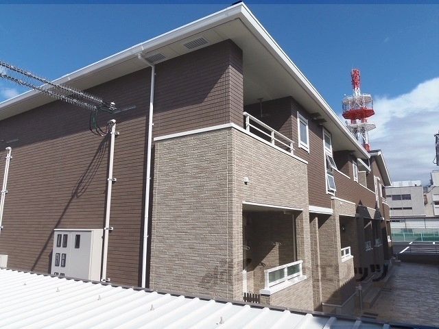 大和高田市大字市場のアパートの建物外観