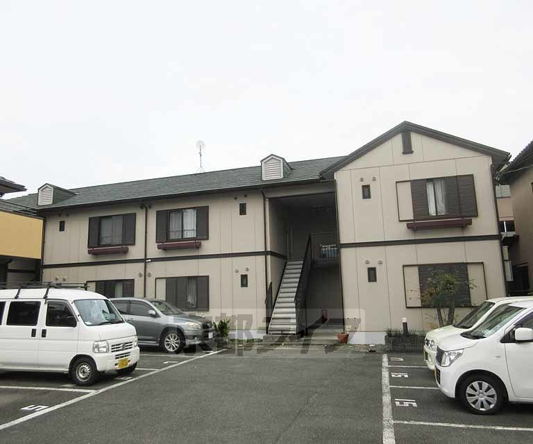 京都市山科区東野百拍子町のアパートの建物外観