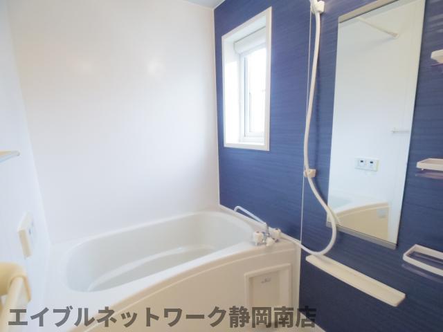 バス・シャワールーム　落ち着いた空間のお風呂です