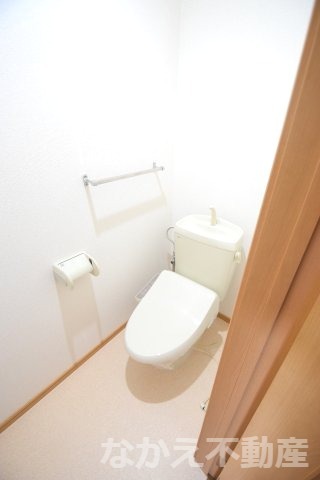 トイレ　落ち着いた色調のトイレです