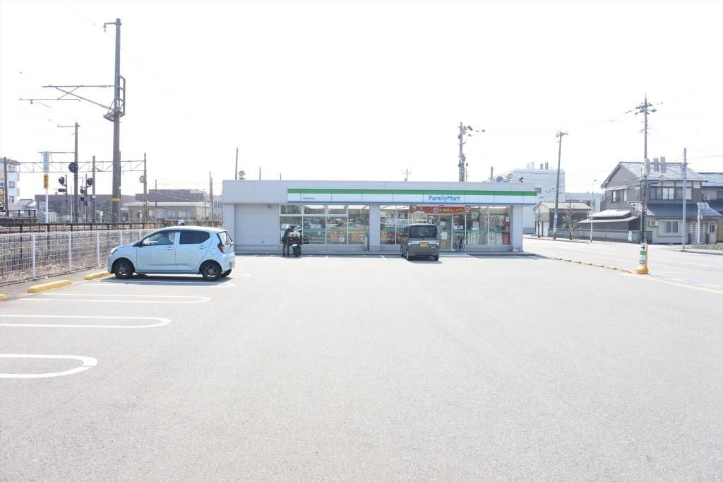 コンビニ　ファミリーマート滑川田中町店（コンビニ）まで350m