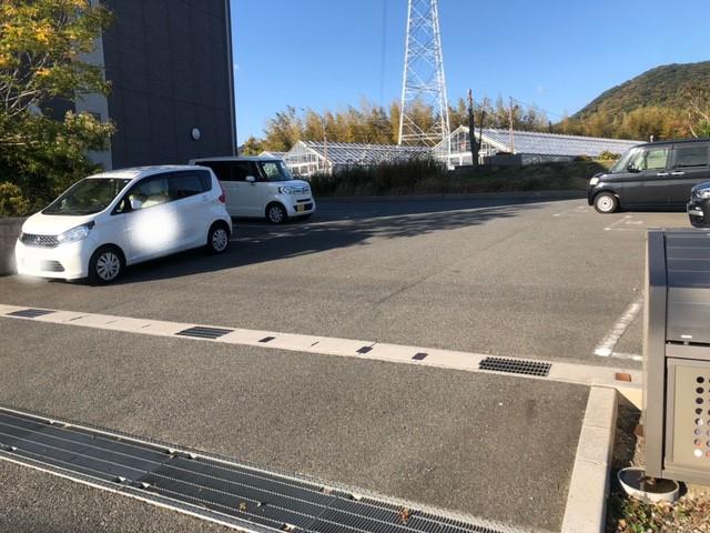 【下関市大字延行のマンションの駐車場】