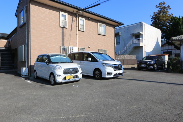 【松山市溝辺町のアパートの駐車場】