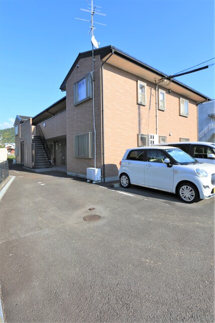 松山市溝辺町のアパートの建物外観