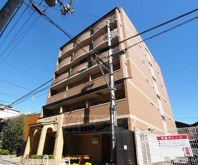 京都市東山区山田町のマンションの建物外観