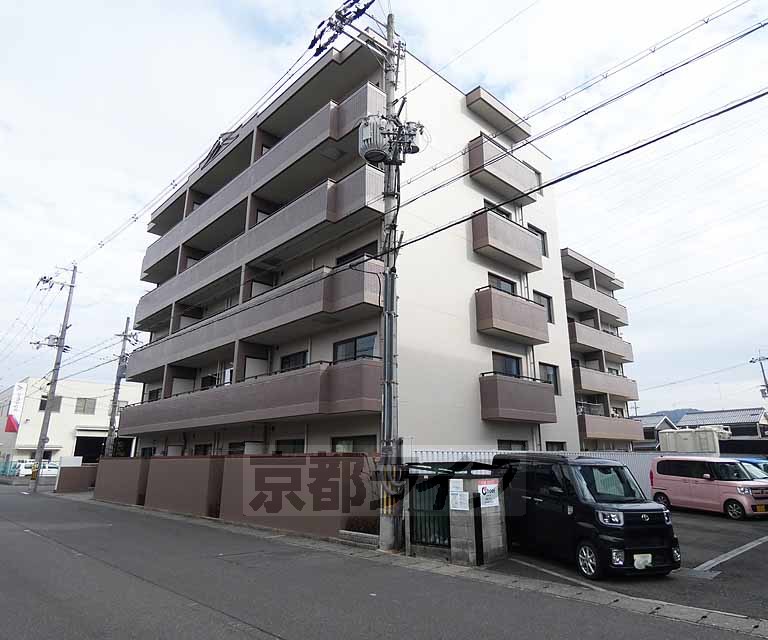 【京都市伏見区竹田段川原町のマンションの建物外観】