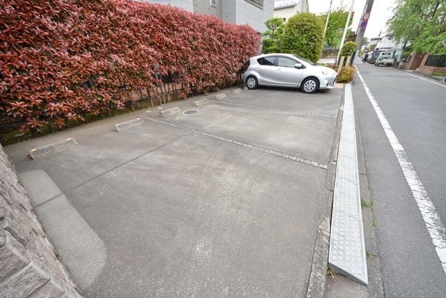 【東久留米市学園町のマンションの駐車場】