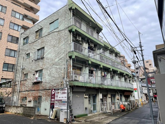 【新宿区山吹町のマンションの建物外観】