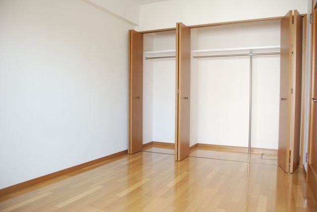 収納　壁一面が収納スペースの洋室（６帖）