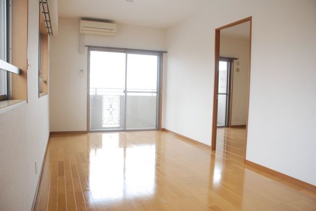 居室・リビング　明るいＬＤＫ（１３．９帖）と洋室（６帖）