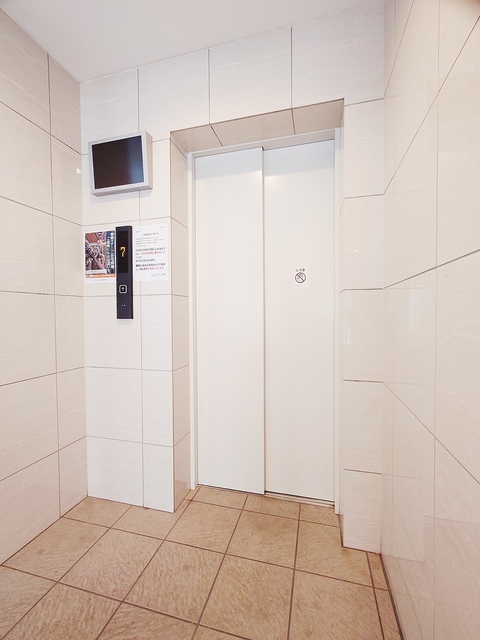 ロビー　防犯カメラ付エレベーター・宅配ＢＯＸ