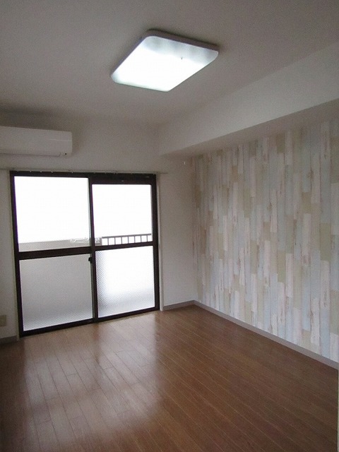 居室・リビング　同建物、別部屋写真です