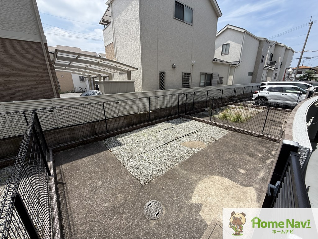 バルコニー　南向きで日当たり良好です。　1階は庭となっています。