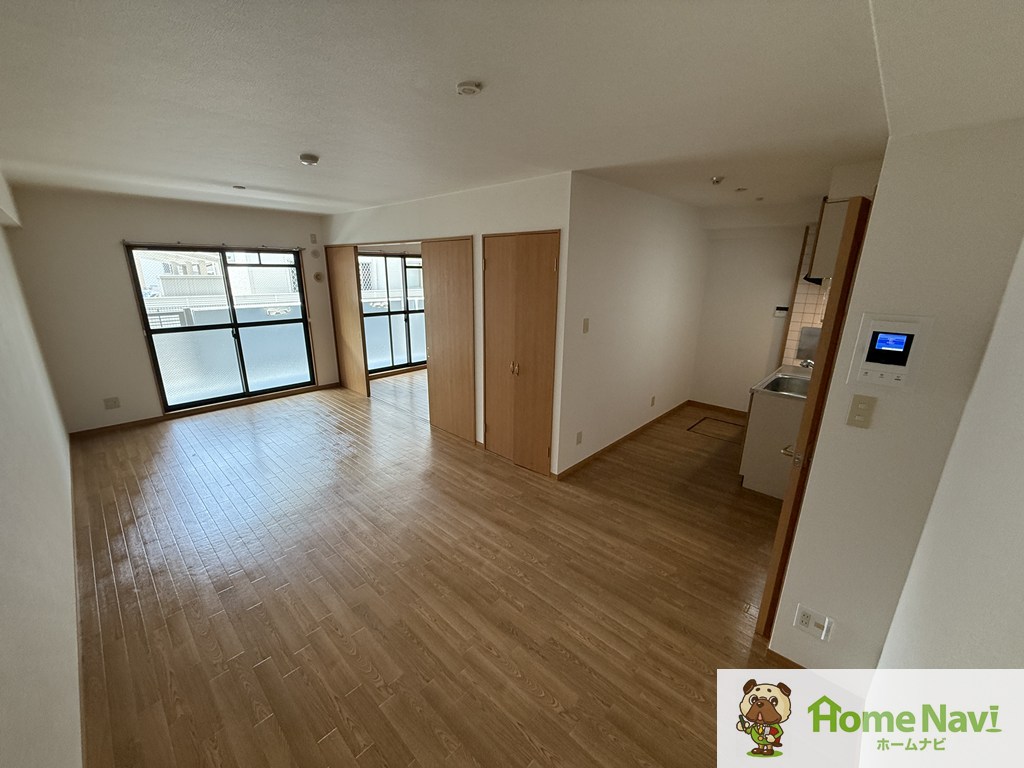 居室・リビング　明るいLDK。TVモニターホン付き