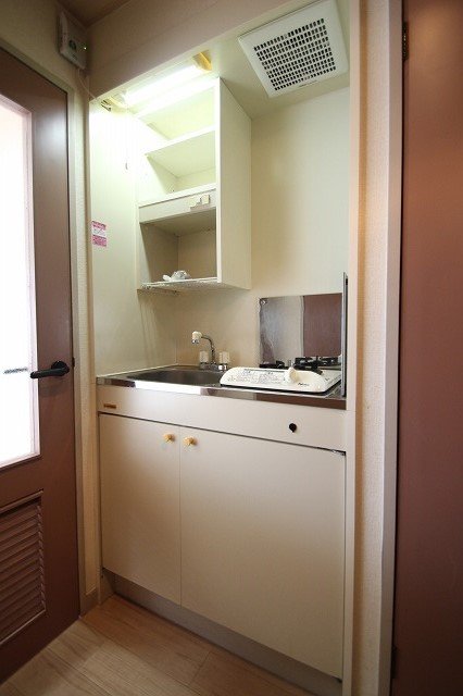 キッチン　同物件、別号室のものです。