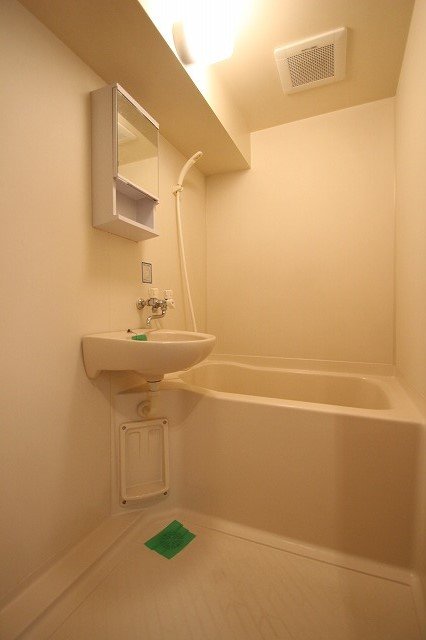 バス・シャワールーム　同物件、別号室のものです。