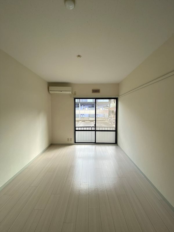 居室・リビング　☆白基調で明るい洋室☆