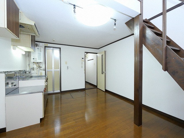 居室・リビング　天井が高く開放的なロフト物件！