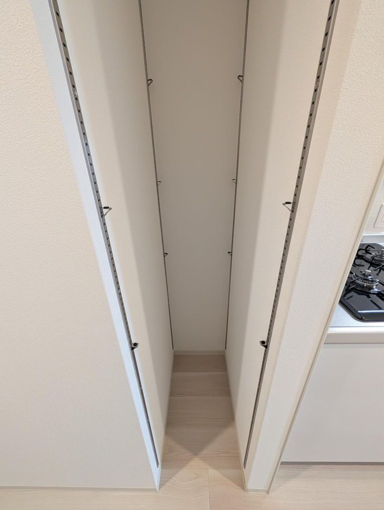 収納　可動式シューズラック※施工中です。これから台が設置されます。