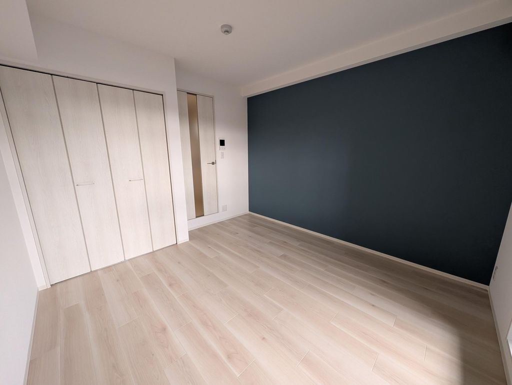 居室・リビング　おしゃれなアクセントクロスが付いた居室