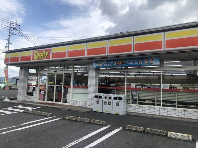 コンビニ　デイリーヤマザキ（コンビニ）まで727m