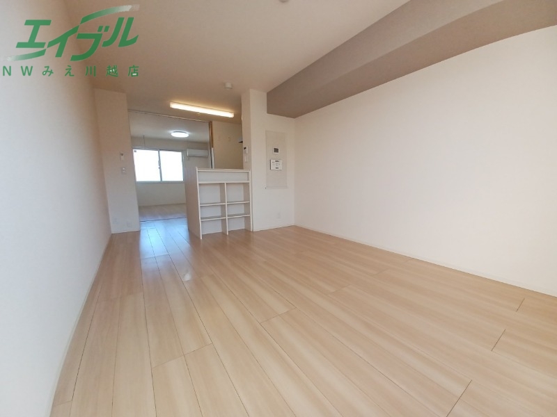 居室・リビング　同建物の別部屋写真です