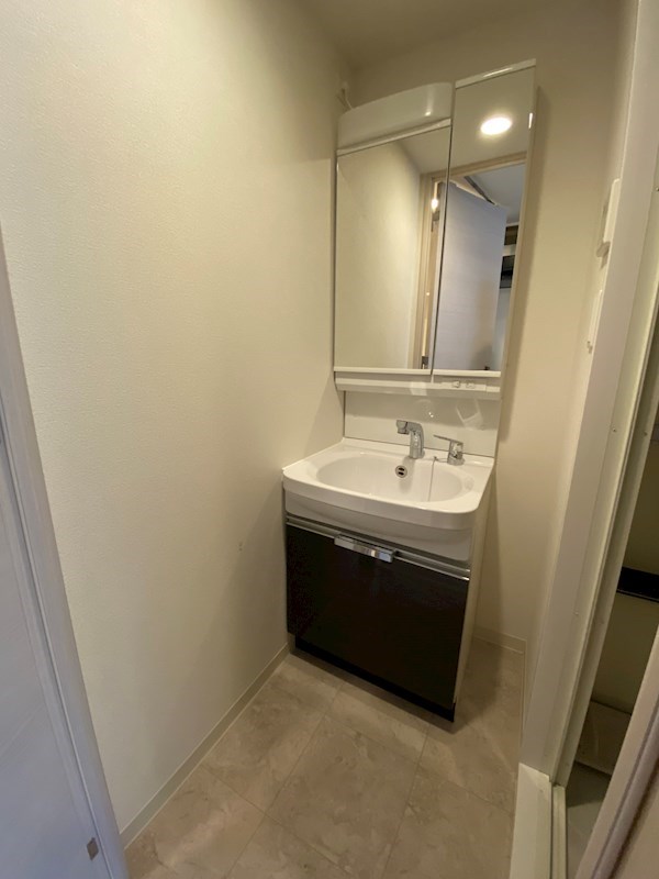 洗面設備　使いやすい独立洗面台です